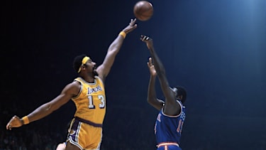 Wilt Chamberlain blockt einen Wurf von Willis Reed.