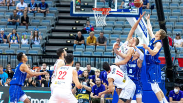 Kampf um den Ball: Serbiens Nikola Jokic (3.v.re.) beim Rebound.