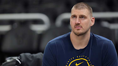 Nikola Jokic muss wohl noch länger von draußen zusehen.