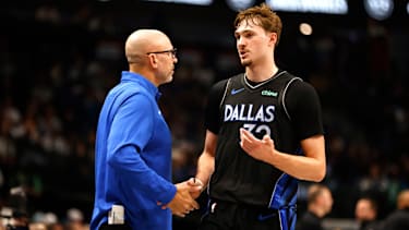 Jason Kidd trainiert Cooper Flagg bei den Dallas Mavericks.