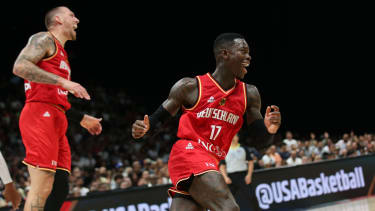 Basketball: Nationen-Turnier, USA - Deutschland Nationen-Turnier, 3. Spieltag, Etihad Arena. Deutschlands Daniel Theis (l) und Dennis Schröder jubeln.