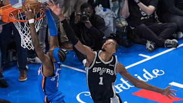 Victor Wembanyama kommt hier gegen Shai Gilgeous-Alexander zu spät.