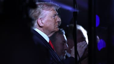 Trump nahm die Buhrufe während der Nationalhymne offenbar nicht wahr.
