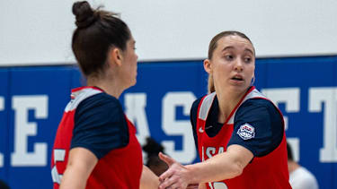 Kelsey Plum (li.) und Paige Bueckers (re.) sind Teil des Star-gespickten US-Teams.