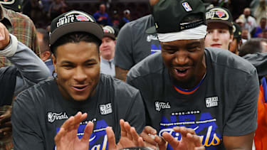 Ariel Hukporti (r.) steht mit New York in den NBA Finals.