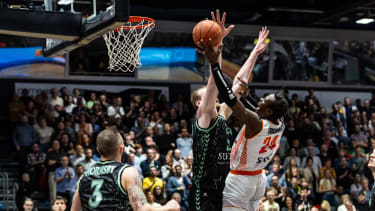 Ousman Krubally wird beim Abschluss stark bedrängt.