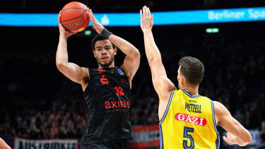 Duell der beiden besten Werfer der Partie: Olivier Nkamhoua (l.) und Yanni Wetzell (r.).