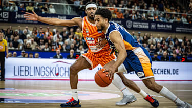 Justin Simon von ratiopharm Ulm im Duell mit D'Shawn Schwartz von den Rostock Seawolves.