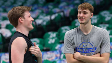 Knueppel (li.) und Flagg (re.): einst zusammen bei Duke, heute gefeierte NBA-Rookies.