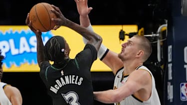 Jaden McDaniels und Nikola Jokic im direkten Duell gegeneinander.