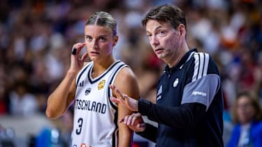 Die deutsche Basketball-Nationalspielerin Alexandra Wilke (li.) im Gespräch mit Bundestrainer Olaf Lange.
