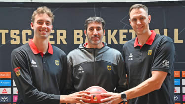 Franz Wagner, Trainer Alex Mumbru und Johannes Voigtmann absolvieren das erste Testspiel des Sommers.