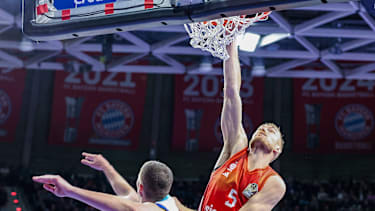 Niels Giffey 5 (FC Bayern Muenchen Basketball) mit einem Dunking, FC Bayern Muenchen Basketball vs. Skyliners Frankfurt, easycredit-BBL, BBL, Basketball, Maenner, Saison 2025 2025, Regulaere Saison, 21. Spieltag, 17.02.2026 Muenchen Bayern Deutschland *** Niels Giffey 5 FC Bayern Muenchen Basketball with a dunk, FC Bayern Muenchen Basketball vs Skyliners Frankfurt, easycredit BBL, BBL, Basketball, Men, Season 2025 2025, Regular Season, 21 Matchday, 17 02 2026 Muenchen Bayern Germany Copyright: xkolbert-press MartinxAgüerax