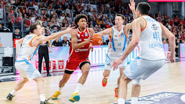 Bambergs Demarcus Demonia tankt sich durch.