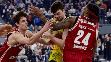 Ibrahim Watson-Boye (2, Bamberg Baskets) gegen Alex O Connel