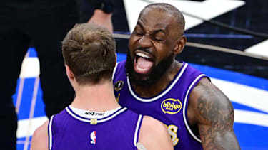 LeBron James (re.) herzt Kennard (li.) nach dessen Siegtreffer.