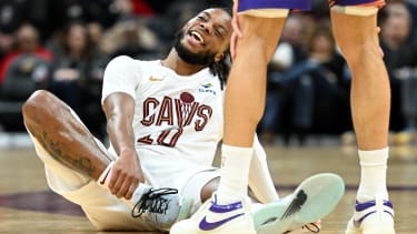 Darius Garland fasste sich im Spiel gegen die Sixers an den rechten Fuß und musste verletzt runter.