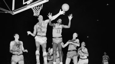 Earl Lloyd (11) für die Syracuse Nationals in der NBA im April 1955.