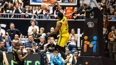 Der überragende Berliner Sterling Brown mit einem Dunk bei den Niners Chemnitz