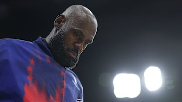 LeBron James soll während der Hymne gestikuliert haben.