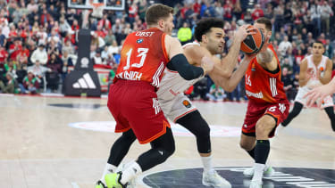 Elijah Bryant im Duell mit Andi Obst.