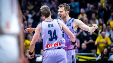 Albas Topscorer Malte Delow beim Jubel mit Justin Bean.