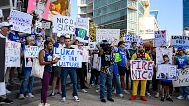 Die Fans der Dallas Mavericks protestierten nach dem Doncic-Trade gegen Harrison.