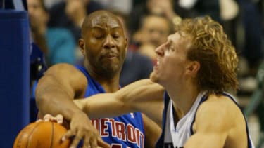 Elden Campbell (li.) im Duell mit Dirk Nowitzki.