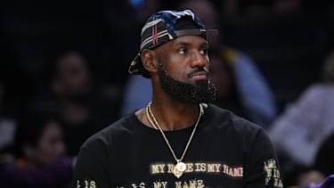 LeBron James konnte die Niederlage gegen die Spurs nur von der Bank aus beobachten.