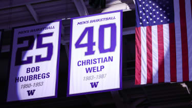 Das Trikot mit der Nummer 40 von Christian Welp wurde von den Washington Huskies unters Hallendach gezogen.