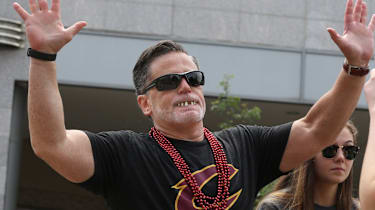 Dan Gilbert alberte während der Titel-Feierlichkeiten 2016 mit den Fans herum. Er gilt als einer der engagierteren Teambesitzer der NBA.