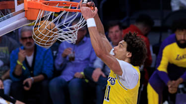 Jaxon Hayes dunkt einen Ball