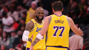 LeBron James und Luka Doncic jubeln
