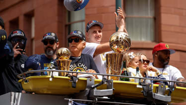 Mit dem Feuerwehr-Truck durchs Menschenmeer: Nuggets feiern mit Championship-Parade