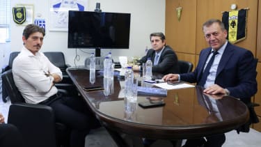 Panathinaikos-Besitzer Dimitris Giannakopoulos (li.) und Minister Giannis Vroutsis (re.) bei ihrem Treffen am Dienstag.