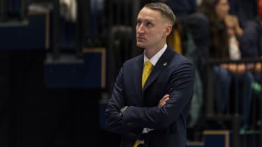 RIESEN-Coach Mikko Riipinen trainiert die schwedische Nationalmannschaft.