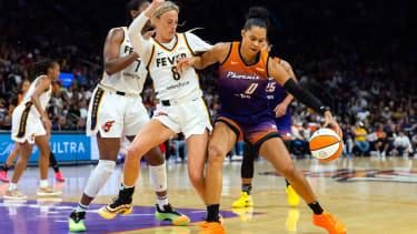 Satou Sabally (li.) und die Phoenix Mercury schlagen Indiana Fever (hier Topscorerin Sophie Cunningham) deutlich.