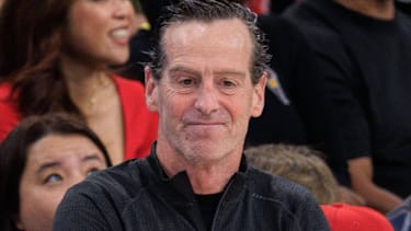Kenny Atkinson schmunzelt während eines Spiels.