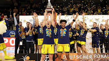 Alba wird zum ersten mal in der Vereinsgeschichte Pokalsieger.