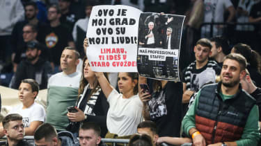Zahlreiche Anhänger von Partizan Belgrad drückten ihren Unmut mit Schildern und Plakaten aus.