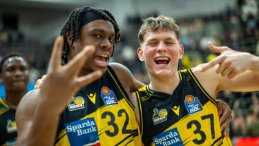 Keeshawn Kellman (li.) kratzte in 19 Einsatzminuten am Double-Double (9 PTS, 9 REB).