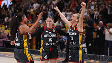 Nyara Sabally (l.) und Leonie Fiebich (r.) wurden unter die besten 10 Spielerinnen der Frauen-WM berufen.