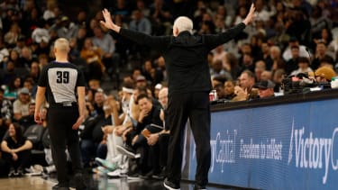 Klare Gestik: Doch alles Beschwichtigen von Greg Popovich (re.) half nichts.