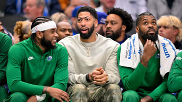 Fehlt den Dallas Mavericks weiterhin: Anthony Davis (Mitte) beim Spiel gegen die Phoenix Suns.