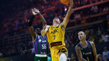 Abgehoben: Dimitris Flionis of AEK springt zum Korb.