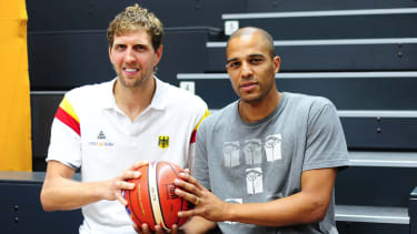 Dirk Nowitzki und Marvin Willoughby 2015 im Rahmen eines Trainings der Nationalmannschaft.