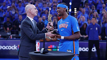 NBA Commissioner Adam Silver überreichte SGA seine MVP-Trophäe vor Spiel 1.