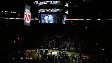 Seit 2009 hängt die Nummer 10 von Tim Hardaway Sr. unter dem Hallendach in Miami.
