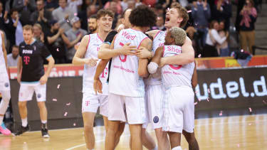 Zach Ensminger, Tyson Ward, Finn Delany, TJ Shorts II Telekom Baskets Bonn - Jubel nach Sieg vs. SIG Straßburg