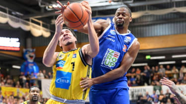Tyren Johnson (r.) vom MBC stellt mit sechs Steals einen Saisonrekord ein.